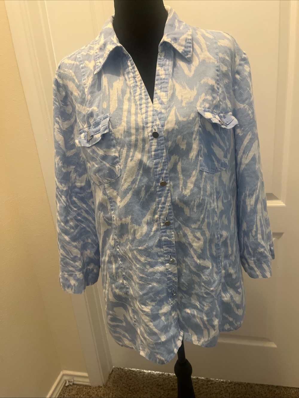 JM Collection button-up shirt fa chambray blue tie-dye pattern roll-tab sleeves